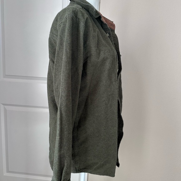 Legendary Whitetails Button-Down - Picture 5 of 13